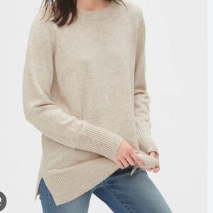 J. CREW wool blend crewneck sweater in Extra-soft yarn side slits beige medium
